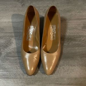 Vintage Salvatore Ferragamo kitten heel tan shoes